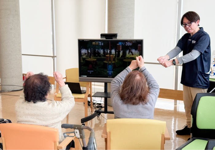椅子に座ってストレッチをするご利用者様